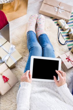 Kadın Noel tablet ile online alışveriş