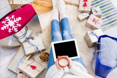 Kadın alışveriş online kredi kartıyla, üstten görünüm