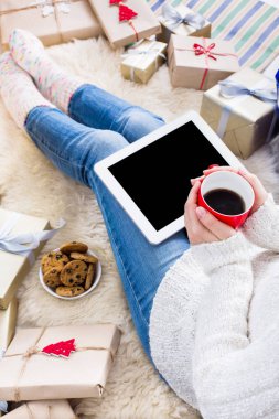 Kadın alışveriş online kredi kartıyla, üstten görünüm