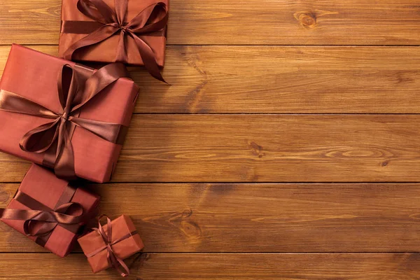 Presenteert in geschenkdozen op hout achtergrond met kopie ruimte — Stockfoto