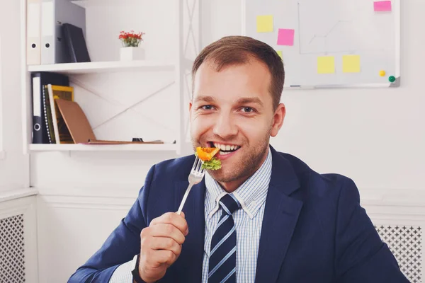 Чоловік має здоровий бізнес-ланч в сучасному офісному інтер'єрі — стокове фото