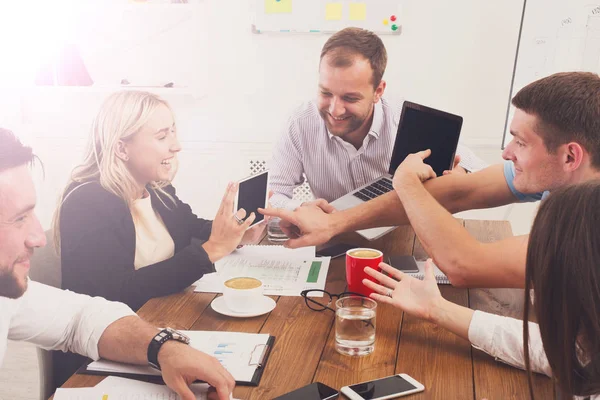 Reunión de negocios. Jóvenes hipsters hombres de negocios y mujeres en la oficina moderna — Foto de Stock