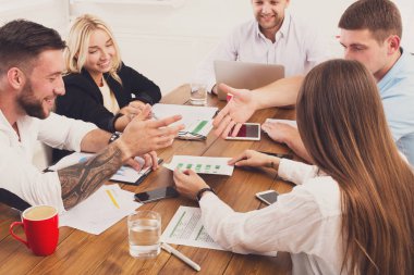 İş görüşmesi. Genç hipsters işadamları ve modern ofis kadınlar