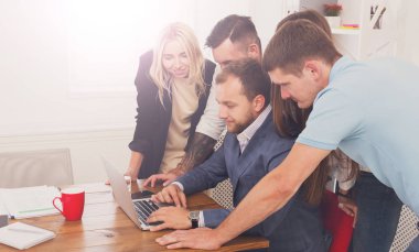 Mutlu iş insanlar takım birlikte dizüstü Office bak