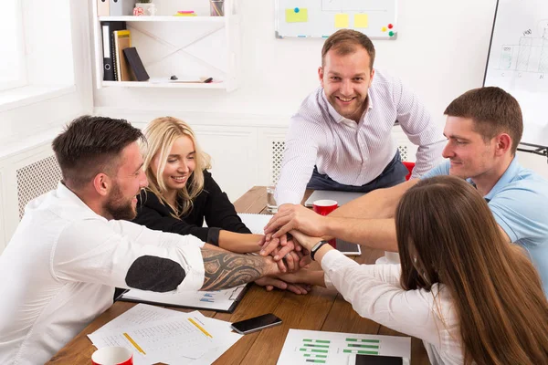 Teamwork en teambuilding concept in office, mensen verbinden hand — Stockfoto