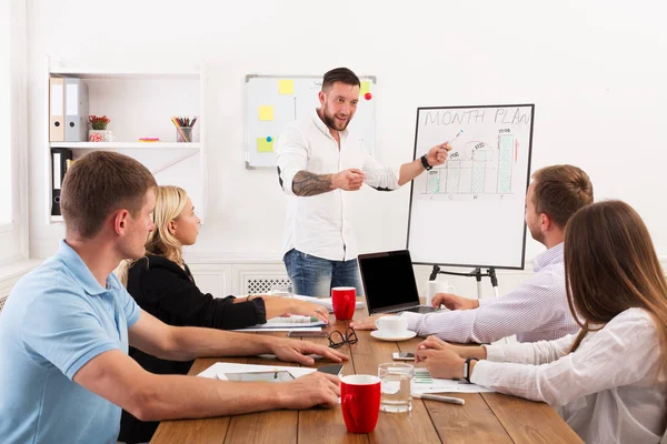 Projectpresentatie. Jonge hipsters zakenmannen en -vrouwen op mo — Stockfoto