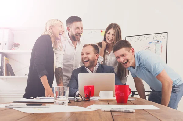 Feliz equipo de gente de negocios juntos se divierten en la oficina — Foto de Stock