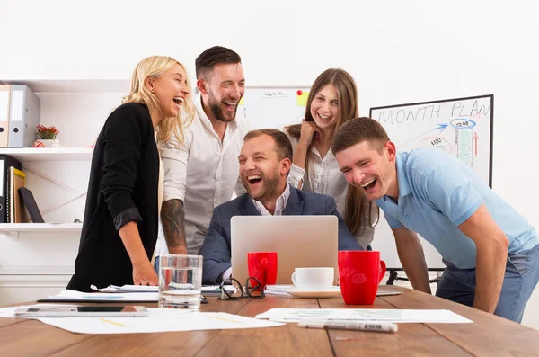 Feliz equipo de gente de negocios juntos se divierten en la oficina —  Fotos de Stock