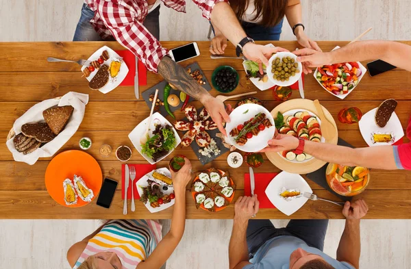 La gente come comidas saludables en la cena de la mesa festiva —  Fotos de Stock