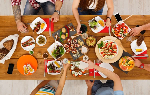 La gente come comidas saludables en la cena de la mesa festiva —  Fotos de Stock