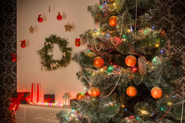 Beatiful árbol decorado de Navidad en luces brillantes —  Fotos de Stock