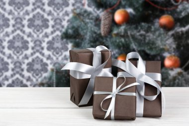 Noel hediyesi dekore edilmiş ağaç arka planda, tatil kavramı