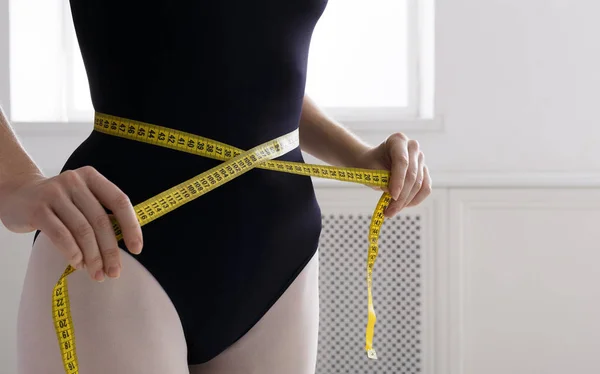 Hermoso torso de bailarina con cinta métrica, cintura delgada después de la dieta —  Fotos de Stock