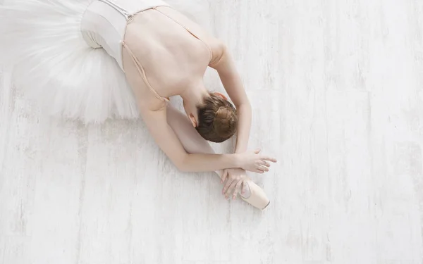 Graciösa Ballerina stretching, Balett bakgrund, ovanifrån — Stockfoto