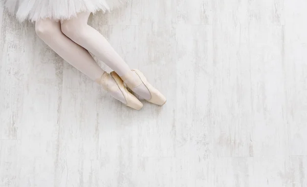 Bailarina en zapatos puntiagudos, piernas elegantes, fondo de ballet —  Fotos de Stock