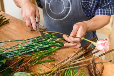 Adam asistanı olarak çiçek Dükkanı teslim olun gül buket tatlı