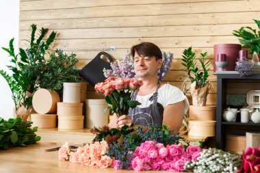 Adam çiçekçi asistanı olarak çiçek Dükkanı teslim olun gül buketi