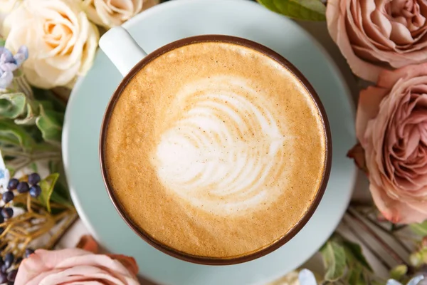Cappuccino coffee and flowers composition on white wood — Stock Photo, Image