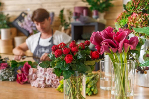 Loja de entrega de flores e florista sem foco — Fotografia de Stock