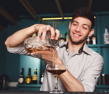 Genç Barmen karıştırma cosmopolitan kokteyl