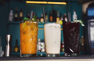 Gece kulübü çubuğunda yaratıcı egzotik alkolsüz kokteyller