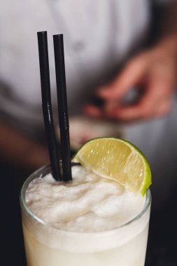 Closeup köpüklü Hindistan cevizi pina colada kokteyli, parti zamanı