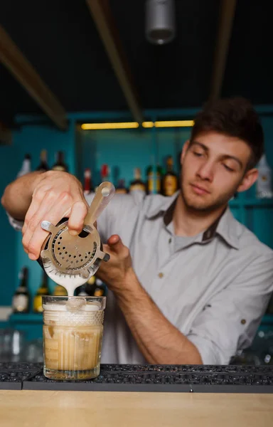 Jovens Barmans fazendo shot cocktail, derramando xarope em vidro — Fotografia de Stock