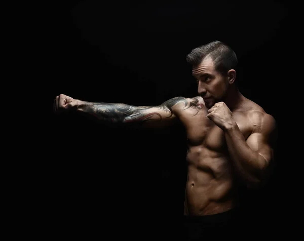 Сильный спортсмен демонстрирует обнаженное мускулистое тело — стоковое фото