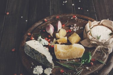 Rustik ahşap, mavi rokfor ve parmesan peynir delikatessen portre