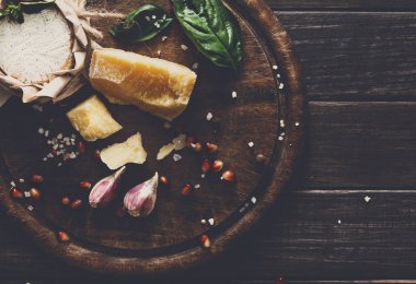 Rustik ahşap, brie ve parmesan peynir delikatessen portre