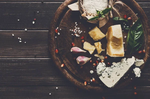 Käsedelikatessen auf rustikalem Holz, blauem Roquefort, Brie und Parmesan — Stockfoto