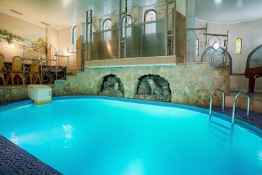 Modern spa iç mavi yüzme havuzunda