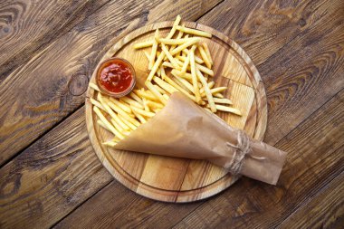 Patates kızartması patates cipsi paket servisi olan restoran tahtaya, üstten görünüm tamamladı.