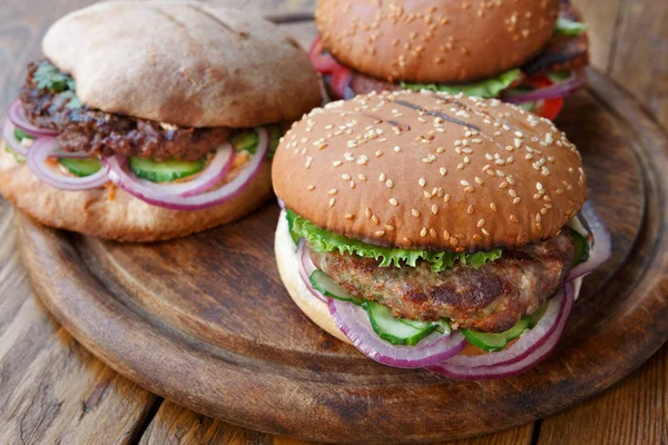 Klassisch amerikanische Burger, Fast Food auf Holz-Hintergrund — Stockfoto