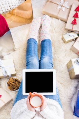 Kadın alışveriş online kredi kartıyla, üstten görünüm