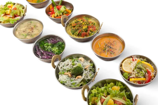 Veganské a vegetariánské indické kuchyni svěží kořeněná jídla — Stock fotografie