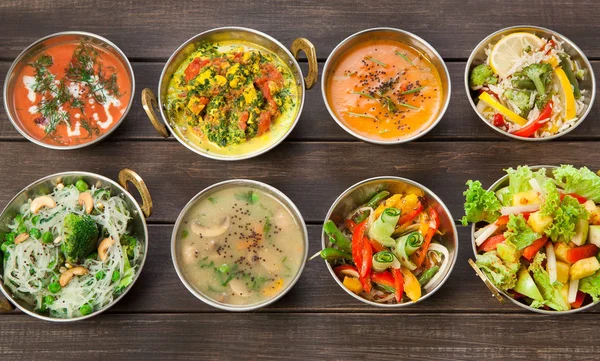 Cuisine indienne végétalienne et végétarienne plats épicés chauds — Photo