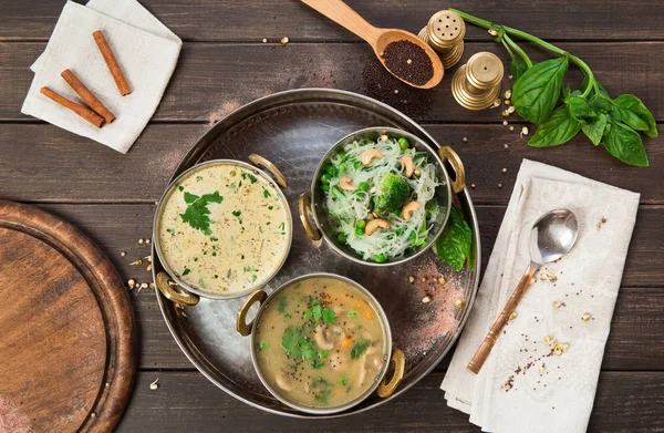 Vegane und vegetarische indische Küche mit scharfen Gerichten — Stockfoto