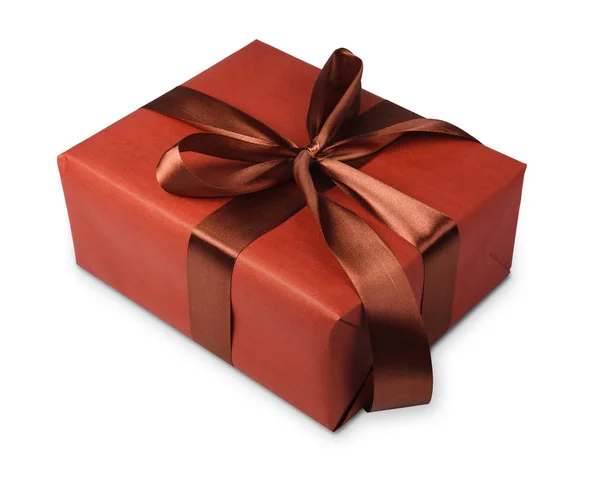 Caixa de presente de Natal feriado em papel marrom isolado em branco — Fotografia de Stock