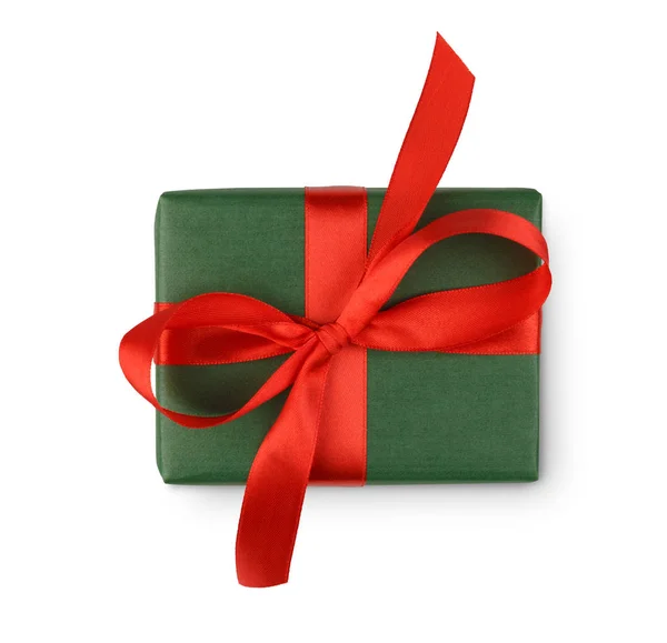 Різдвяна святкова подарункова коробка в зеленому папері ізольована на білому — стокове фото