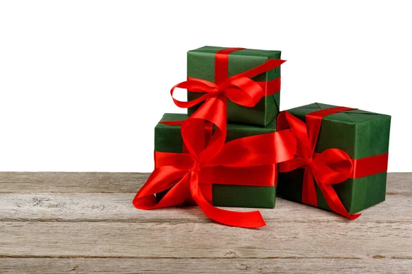 Caixas de presente de férias de Natal em papel verde isolado em branco — Fotografia de Stock