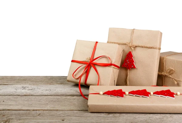 Boże Narodzenie pudełka w paper craft na białym tle — Zdjęcie stockowe