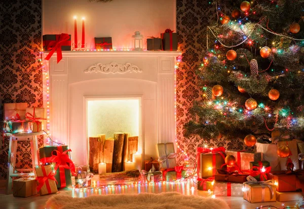Kerst kamer interieur, versierde boom in garland verlichting — Stockfoto