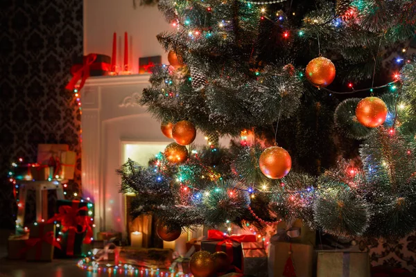 Beatiful árbol decorado de Navidad en luces brillantes —  Fotos de Stock