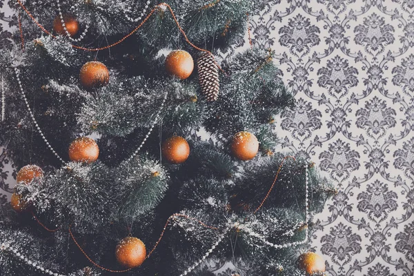 Hermoso árbol decorado de Navidad con espacio de copia en la ventana —  Fotos de Stock