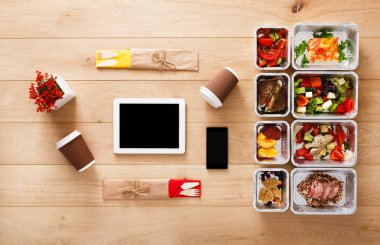 Sağlıklı gıda götürün kutularında, ahşap, üstten görünüm