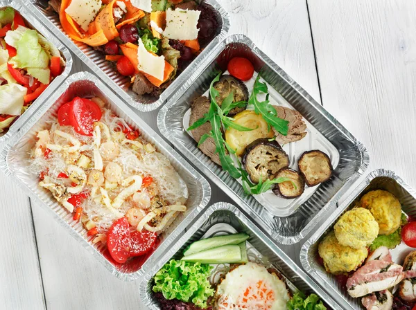 Comida saludable para llevar, vista superior en el fondo de madera — Foto de Stock