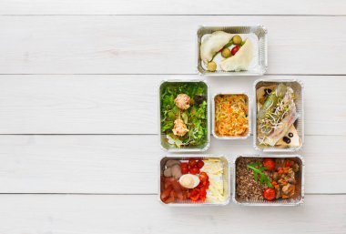 Sağlıklı gıda götürün kutularında, ahşap, üstten görünüm