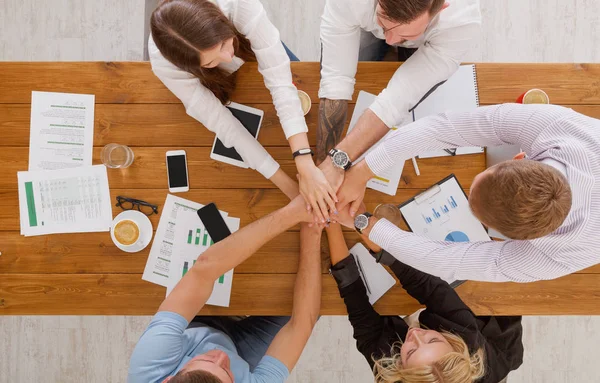 Le travail d'équipe et le concept de team building dans le bureau, les gens se connectent main dans la main — Photo