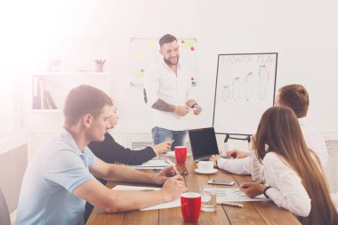 Proje sunumu. Kadın ve genç hipsters işadamları